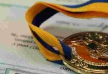 У Чернігові 100 одинадцятикласників закінчили навчання з відзнакою