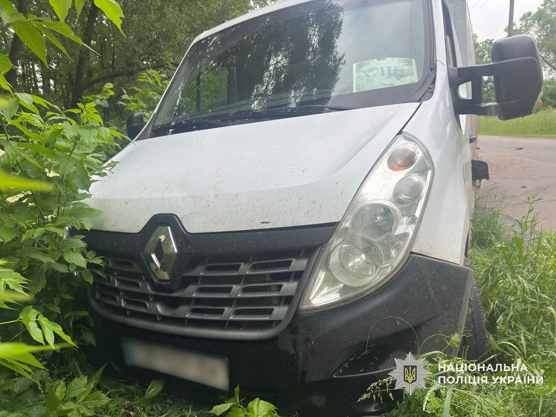Дрон рф вдарив по автівці, яке розвозило хліб жителям прикордоння Чернігівщини: водій у лікарні