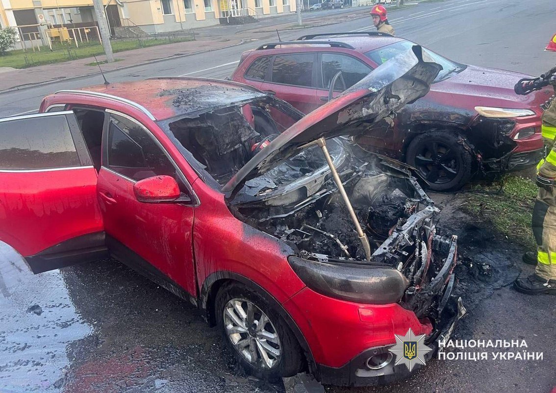 Спалив авто та пошкодив ще одну машину: чернігівцю повідомили про підозру