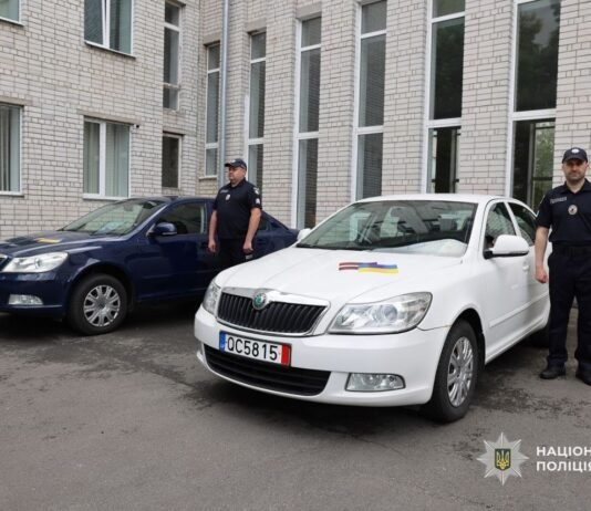 Латвійські партнери передали два службові автомобілі поліції Чернігівщини
