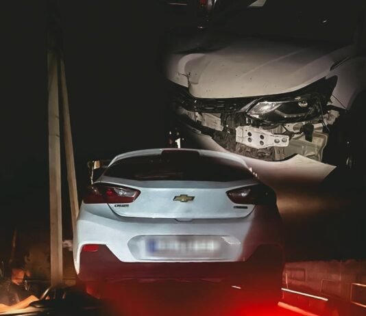 У Чернігові водій тікав від патрульних під час комендантської години та врізався в паркан