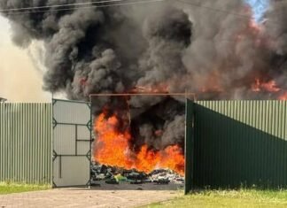 Росіяни били дронами по магазинах, старостату та підприємств на Чернігівщині: є поранена