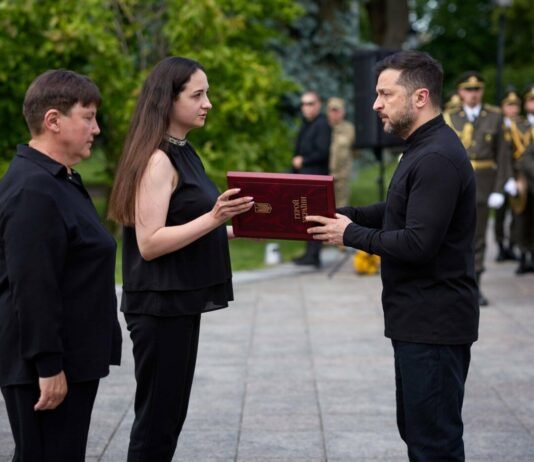 Президент вручив орден «Золота Зірка» родині загиблого Героя України з Чернігівщині Андрія Михна