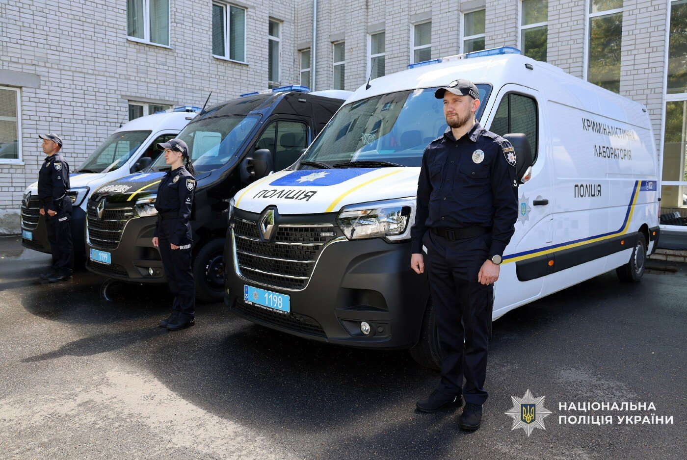 Три новітні криміналістичні лабораторії поповнили автопарк поліції Чернігівщини