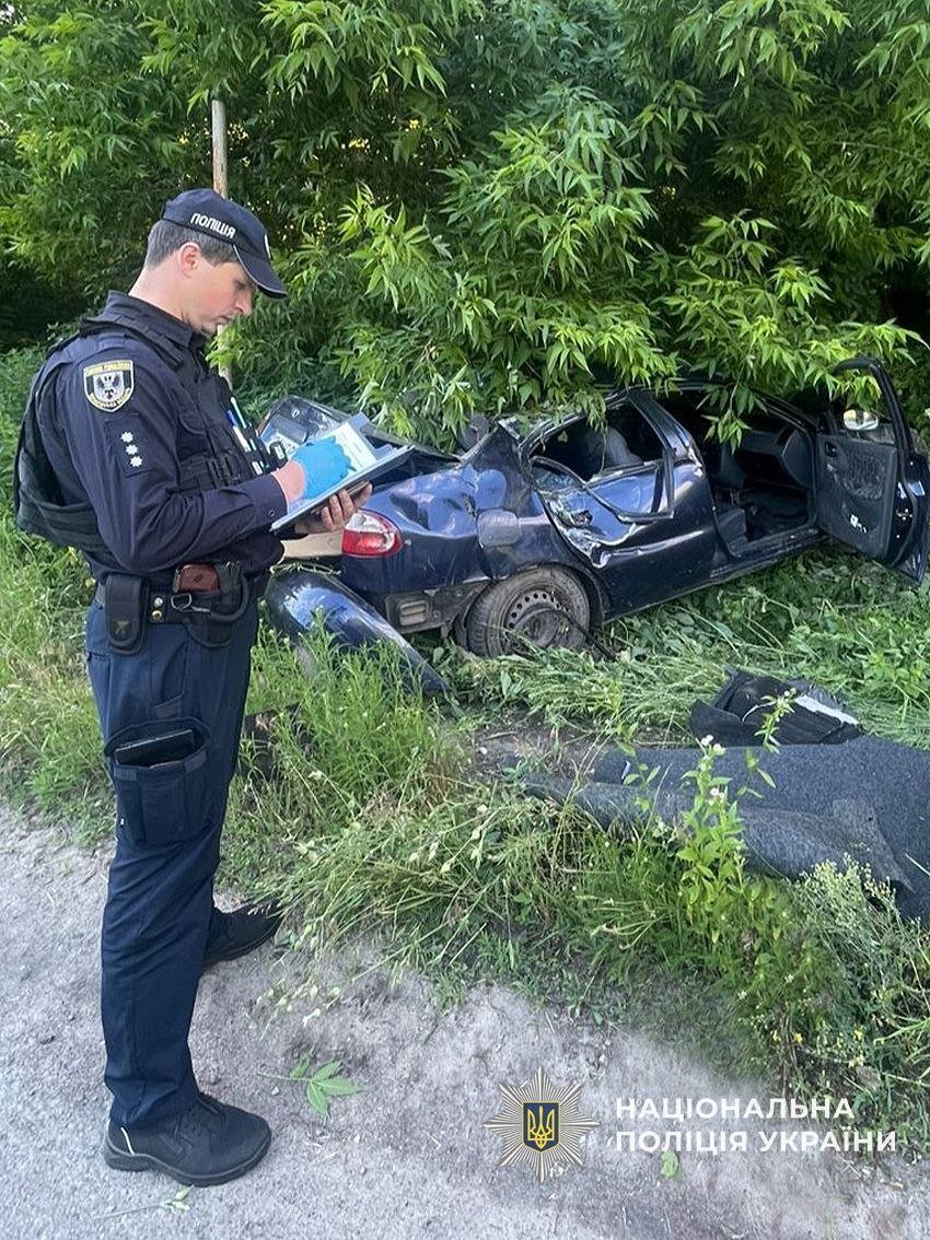 На Чернігівщині п’яний водій врізався в електроопору: загинула 38-річна пасажирка