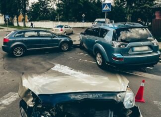 Водійка не надала перевагу в русі: у Чернігові сталася ДТП за участю трьох авто