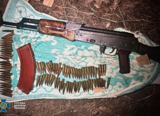 Двох правоохоронців із Чернігівщини затримали за спробу продажу автомата АК-74 та боєприпасів