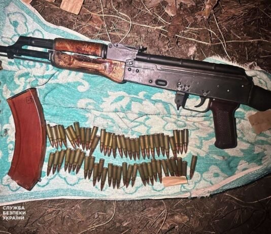 Двох правоохоронців із Чернігівщини затримали за спробу продажу автомата АК-74 та боєприпасів