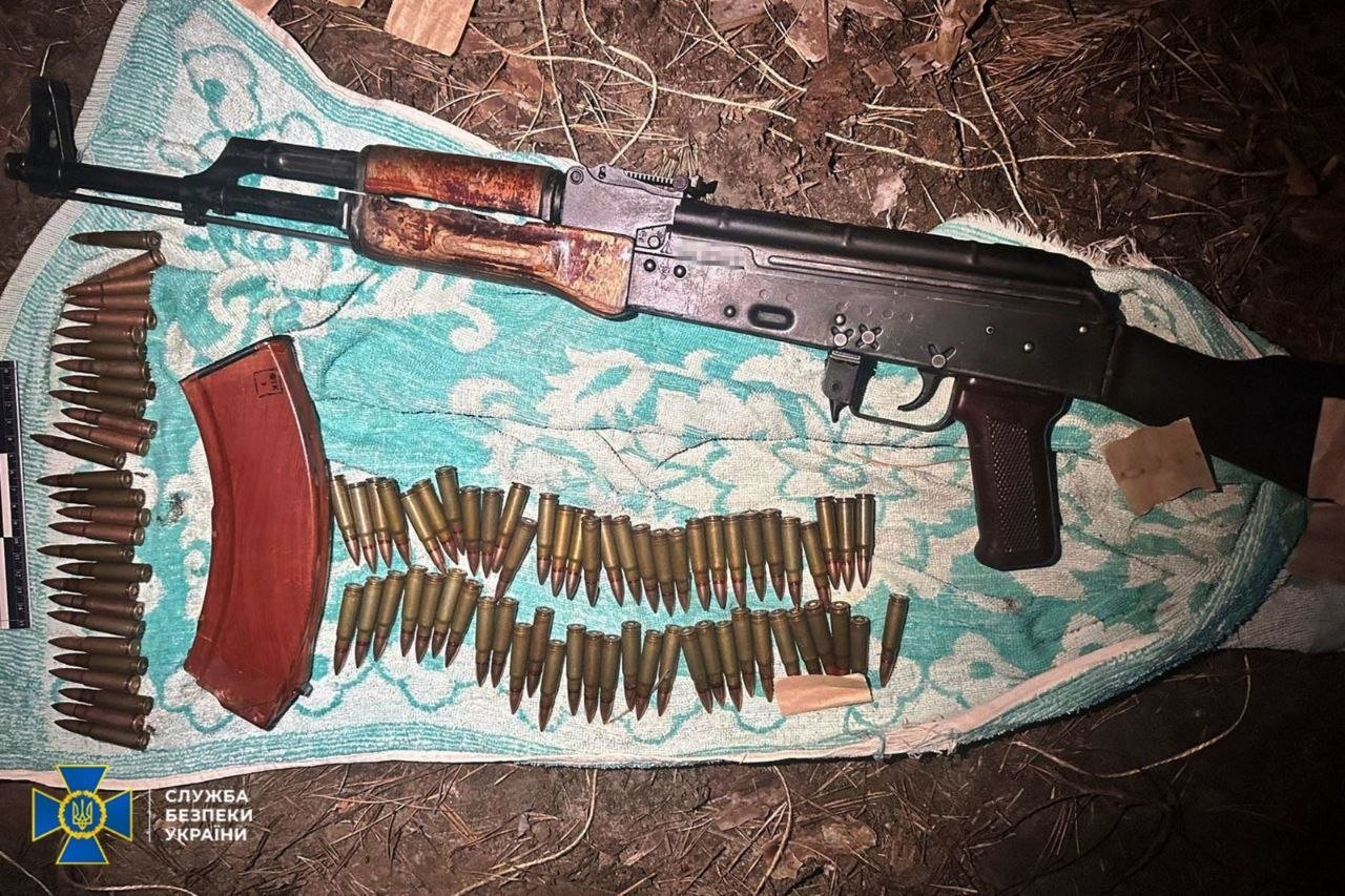 Двох правоохоронців із Чернігівщини затримали за спробу продажу автомата АК-74 та боєприпасів