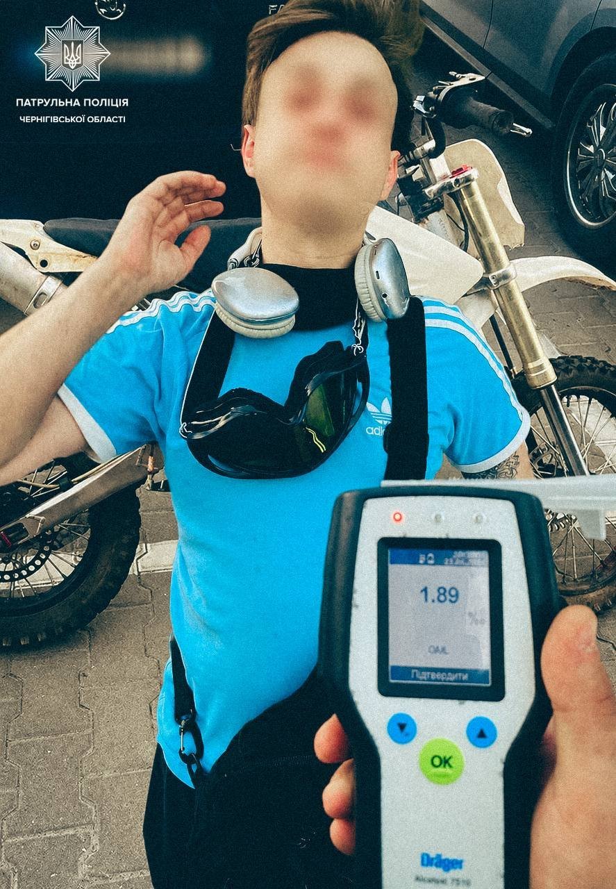 На парковці торгового центру у Чернігові виявили нетверезого мотоцикліста