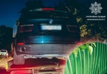 У Чернігові водій BMW з ознаками спʼяніння врізався в металевий паркан