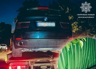 У Чернігові водій BMW з ознаками спʼяніння врізався в металевий паркан
