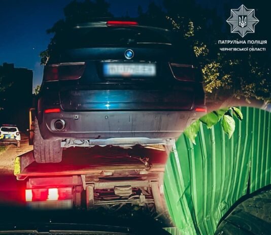 У Чернігові водій BMW з ознаками спʼяніння врізався в металевий паркан