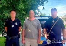 На Чернігівщині чоловік під час конфлікту на сходовому майданчику вдарив сусіда ножем