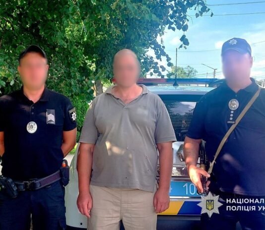 На Чернігівщині чоловік під час конфлікту на сходовому майданчику вдарив сусіда ножем
