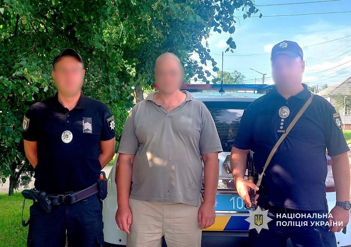 На Чернігівщині чоловік під час конфлікту на сходовому майданчику вдарив сусіда ножем
