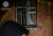У Чернігові сусіди почули підозрілі звуки в квартирі, де ніхто не проживає: патрульні затримали чоловіка