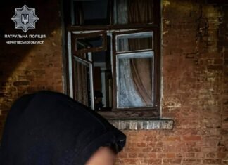 У Чернігові сусіди почули підозрілі звуки в квартирі, де ніхто не проживає: патрульні затримали чоловіка