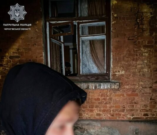 У Чернігові сусіди почули підозрілі звуки в квартирі, де ніхто не проживає: патрульні затримали чоловіка