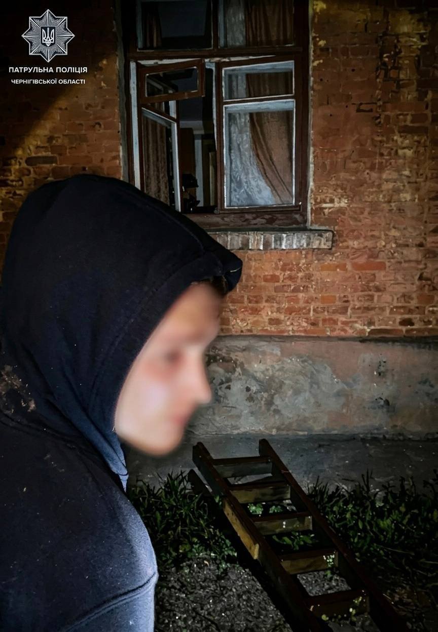 У Чернігові сусіди почули підозрілі звуки в квартирі, де ніхто не проживає: патрульні затримали чоловіка