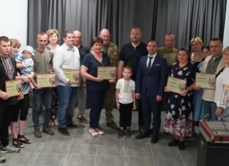 На Чернігівщині ветеранам і родині полеглого захисника вручили сертифікати на житло