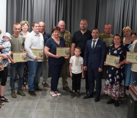 На Чернігівщині ветеранам і родині полеглого захисника вручили сертифікати на житло