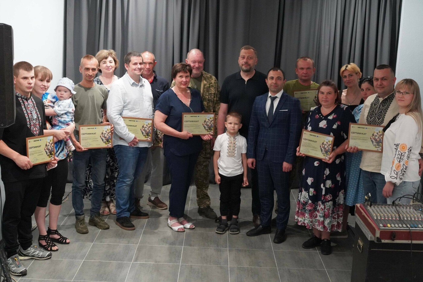 На Чернігівщині ветеранам і родині полеглого захисника вручили сертифікати на житло