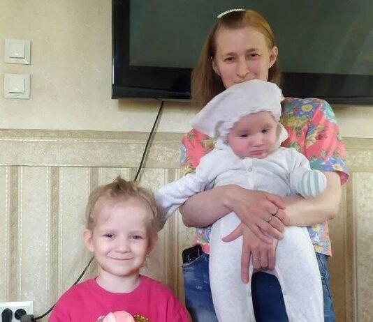 Пішла з дому з двома малолітніми доньками і не повернулася: у Чернігові розшукують 35-річну жінку