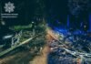 ДТП у Чернігові: водій на швидкості врізався у паркан і дорожній знак