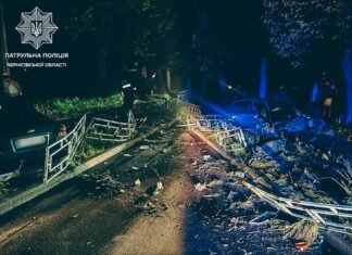 ДТП у Чернігові: водій на швидкості врізався у паркан і дорожній знак