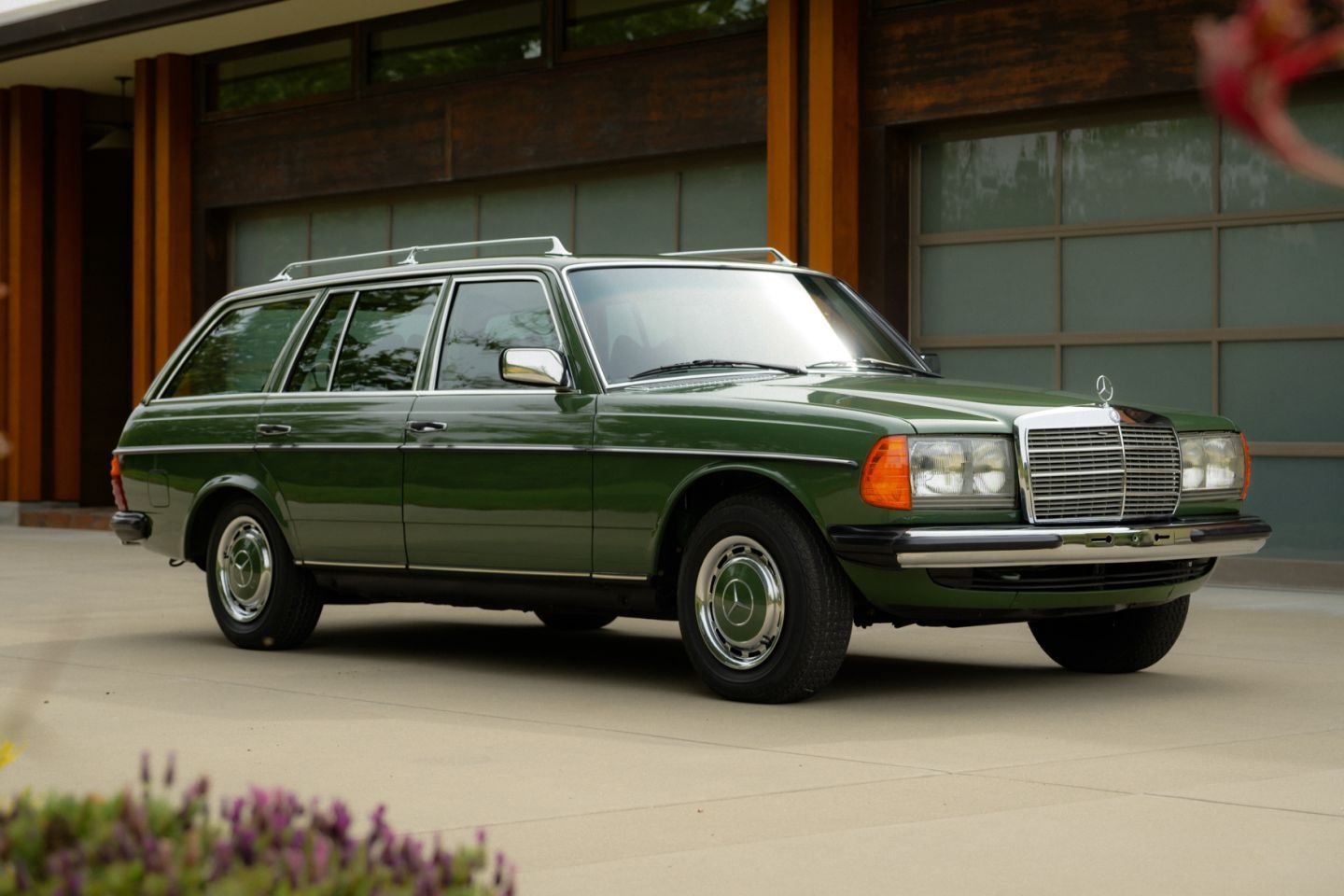 Жертва землетрясения: 47-летний Mercedes W123 продают по цене нового «Гелендвагена» (фото)