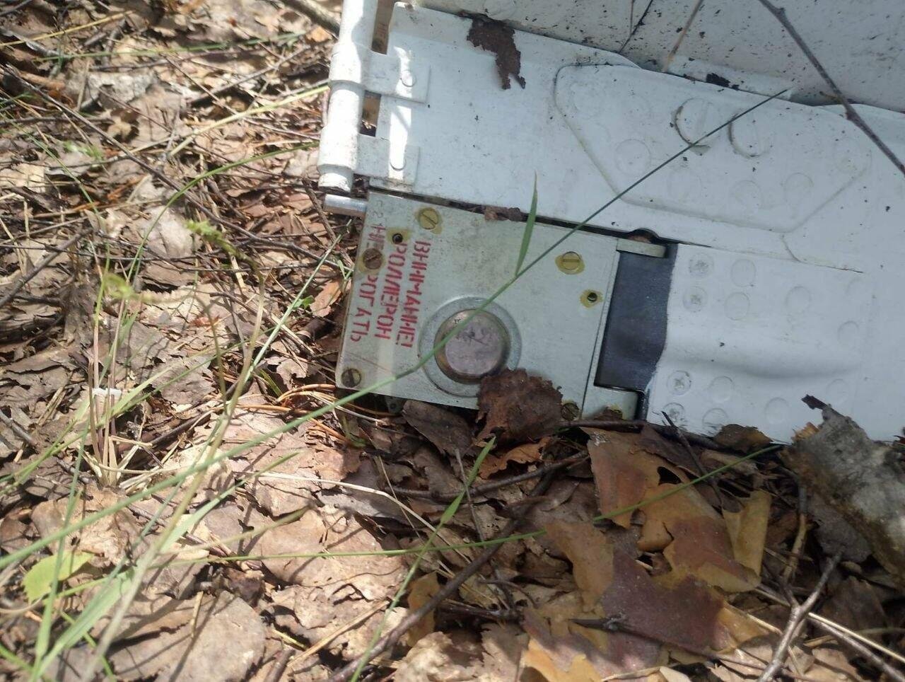 На Чернігівщині електромонтер натрапив у лісі на російський дрон із позначкою радіаційної небезпеки