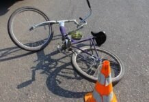 ДТП на Чернігівщині: водій підрізав велосипедиста, 16-річна дівчина на електровелосипеді врізалася в паркан