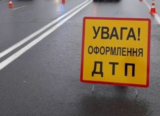 У Чернігові на перехресті зіткнулися автобус і легковик: троє людей у лікарні