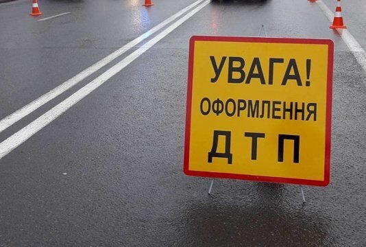 У Чернігові на перехресті зіткнулися автобус і легковик: троє людей у лікарні