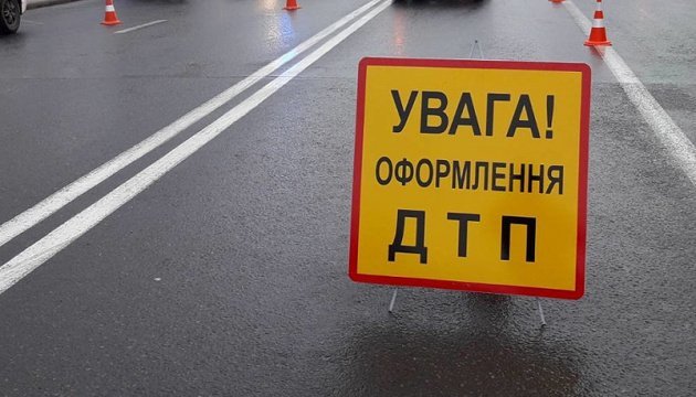 У Чернігові на перехресті зіткнулися автобус і легковик: троє людей у лікарні