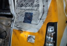 російський дрон атакував поштову автівку на Сумщині, поранено водія та поштаря