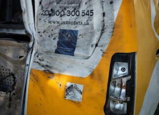 російський дрон атакував поштову автівку на Сумщині, поранено водія та поштаря