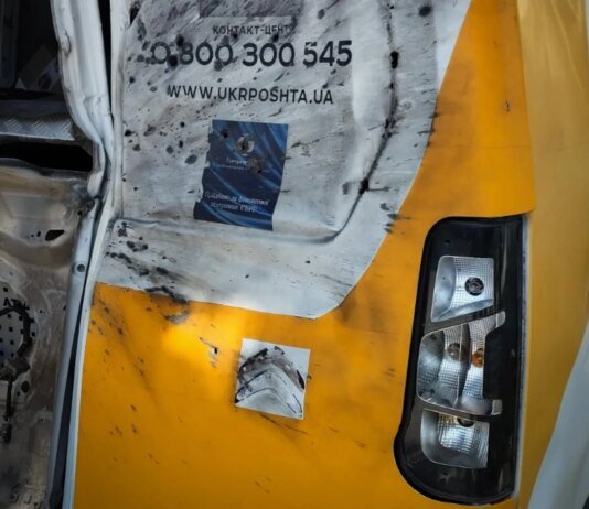 російський дрон атакував поштову автівку на Сумщині, поранено водія та поштаря