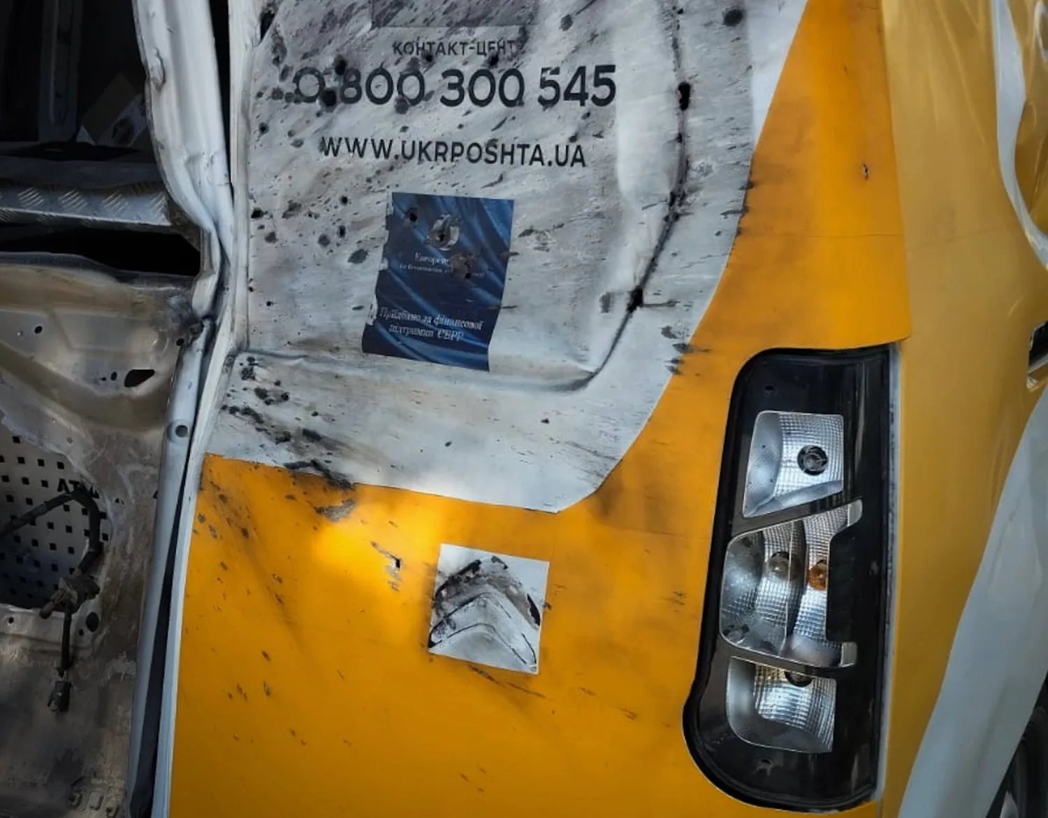 російський дрон атакував поштову автівку на Сумщині, поранено водія та поштаря
