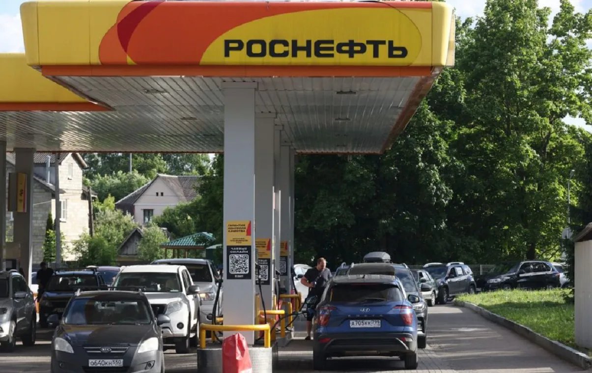 Паливний шок: ціни на бензин у росії зросли на 20% за рік — СЗР