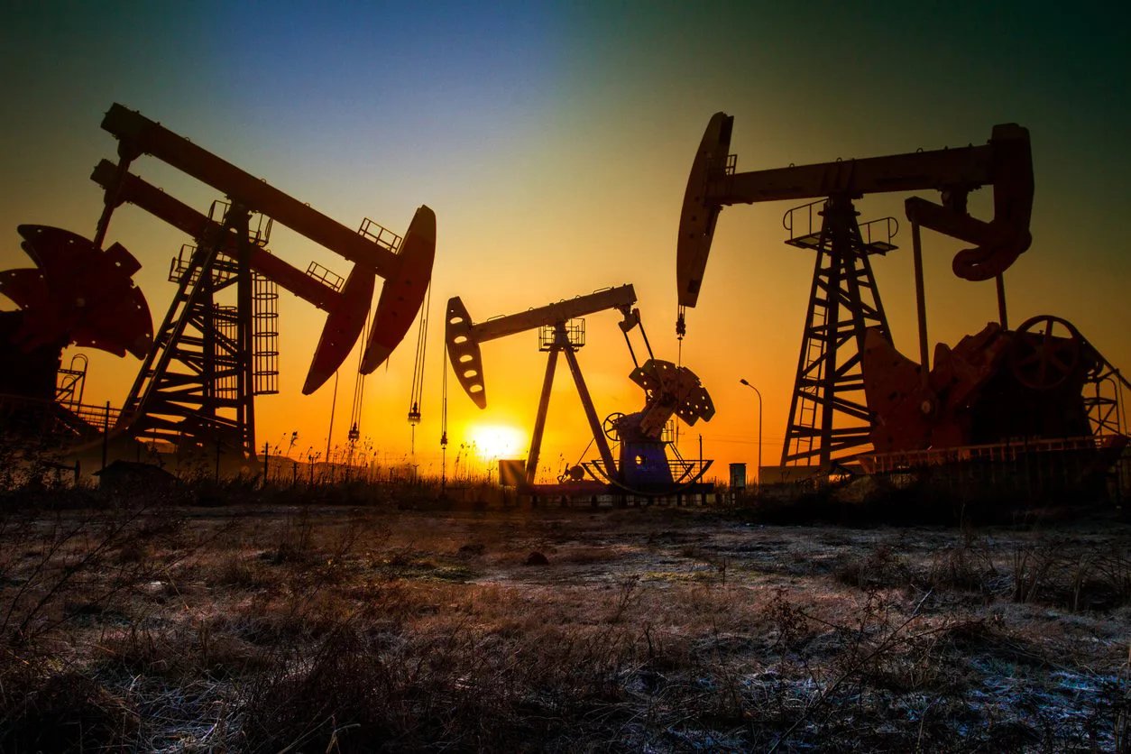 Нафта трохи подорожчала перед довгими вихідними в США на тлі мирних зусиль