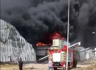 Ворог ударив КАБами по найбільшій в Європі птахофабриці "Чорнобаївська", спалахнула масштабна пожежа