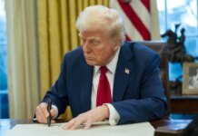 Трамп опублікував фото нової 100-доларової купюри зі своїм підписом