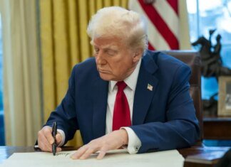 Трамп опублікував фото нової 100-доларової купюри зі своїм підписом