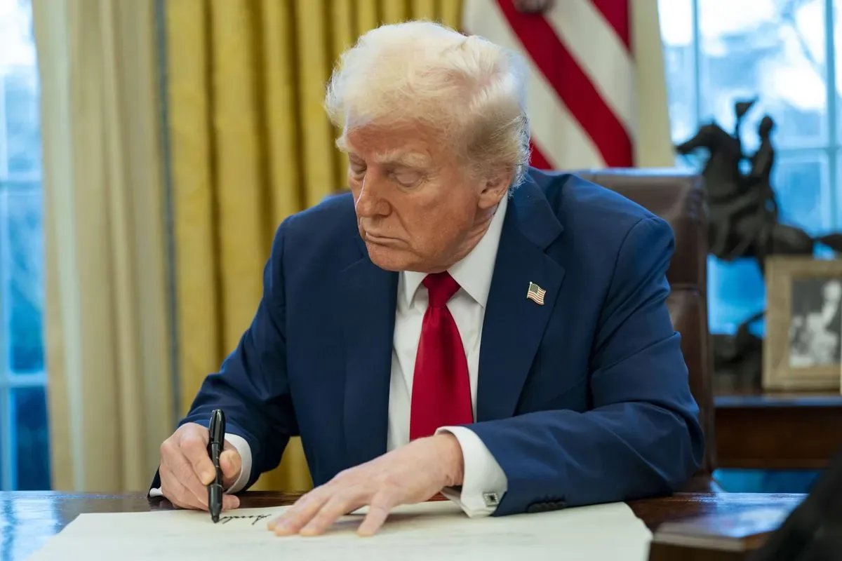 Трамп опублікував фото нової 100-доларової купюри зі своїм підписом