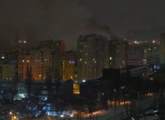 Після ракетної атаки на Київ у багатоповерхівці заблоковані люди – КМДА