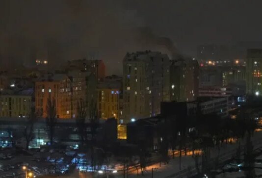 Після ракетної атаки на Київ у багатоповерхівці заблоковані люди – КМДА