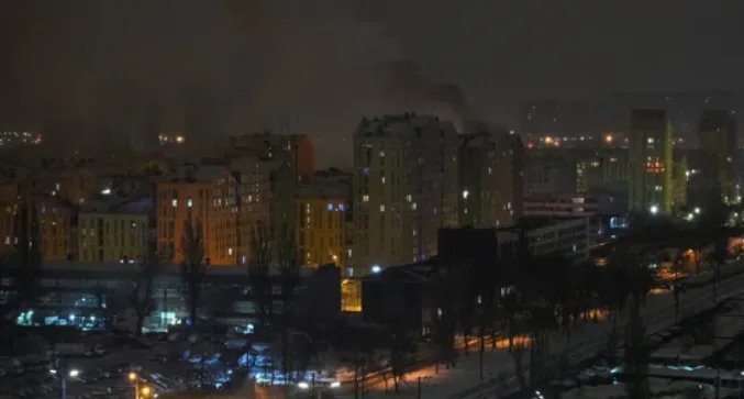 Після ракетної атаки на Київ у багатоповерхівці заблоковані люди – КМДА