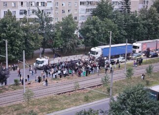 У Львові на Сихові натовп намагався "визволити" чоловіка від працівників ТЦК під вигуки "ганьба". Мер відреагував